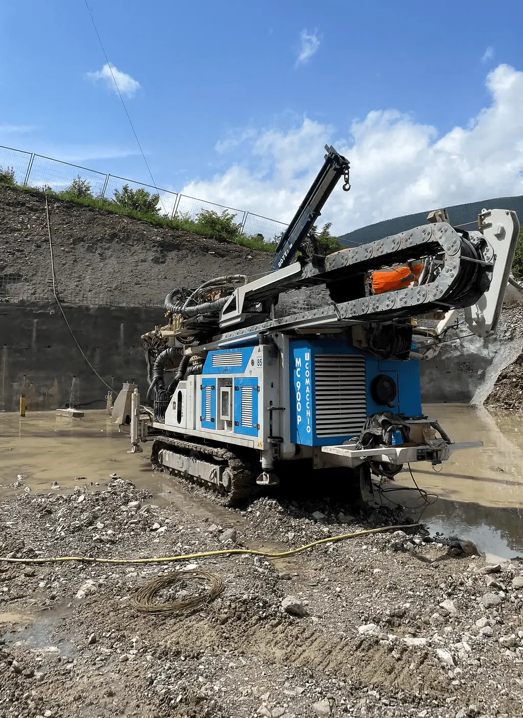Perforatrice Comacchio MC900P impegnata in un cantiere di geotermia