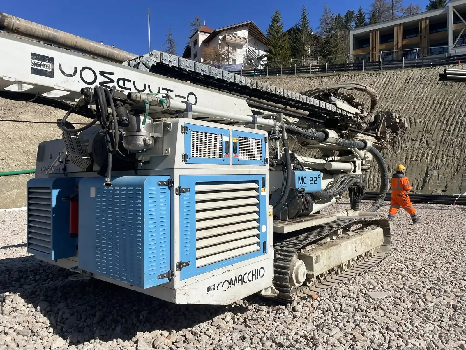 Perforatrice Comacchio MC22 al lavoro in cantiere